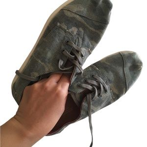 Size 9M (MEN) TOMS sneakers